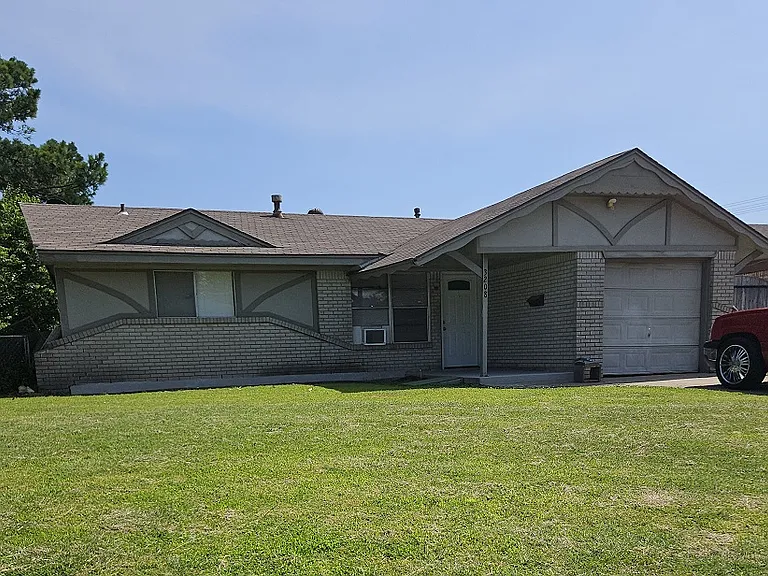 3208 SW 72nd St — Photo 2
