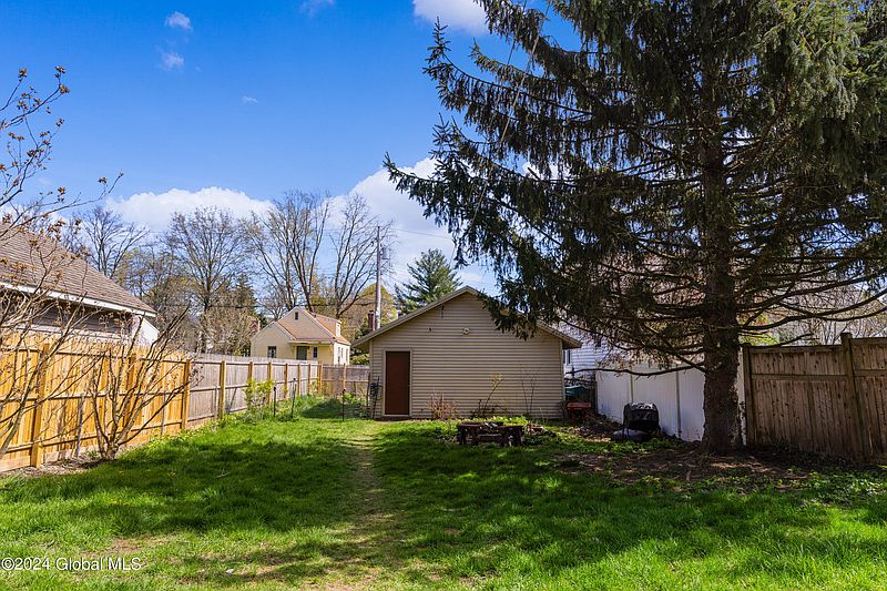 4th image of 610 Bedford Road