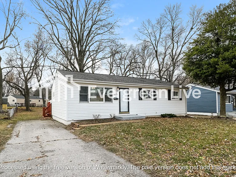 1070 Ozment Dr — Photo 2