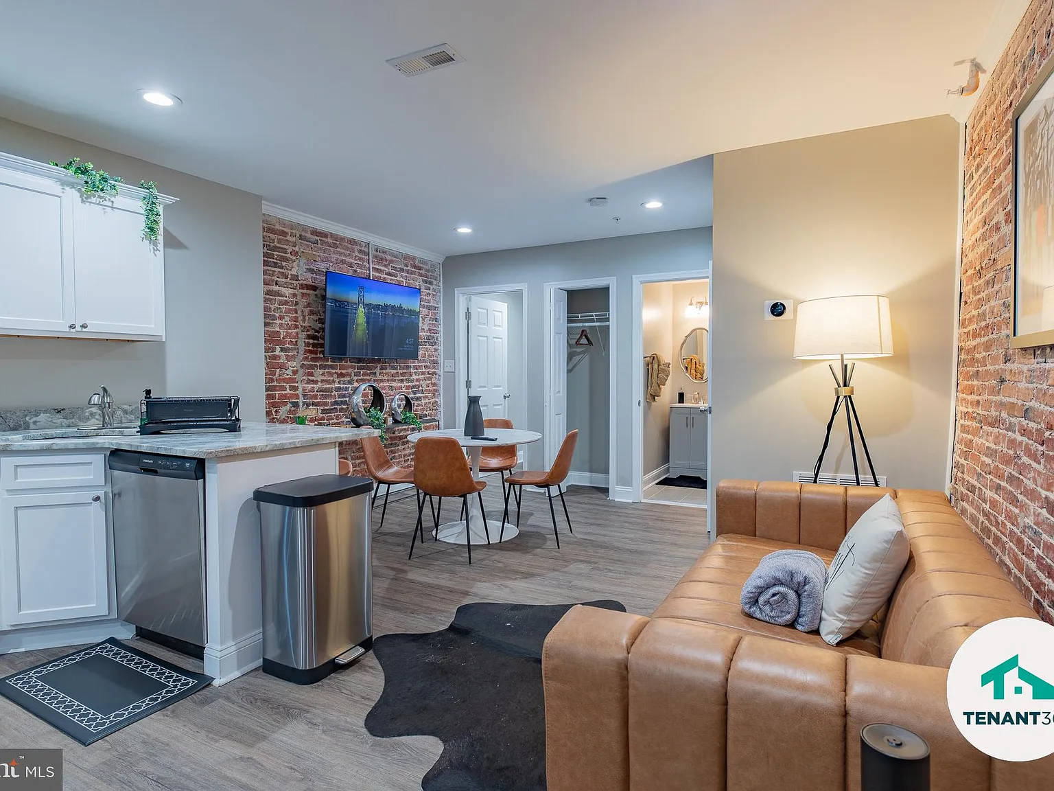 2 bed, 2.0 bath, 6026 sqft, $2,450 — Photo 3