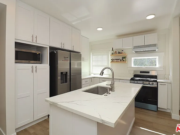 2739 S Budlong Ave — Photo 9