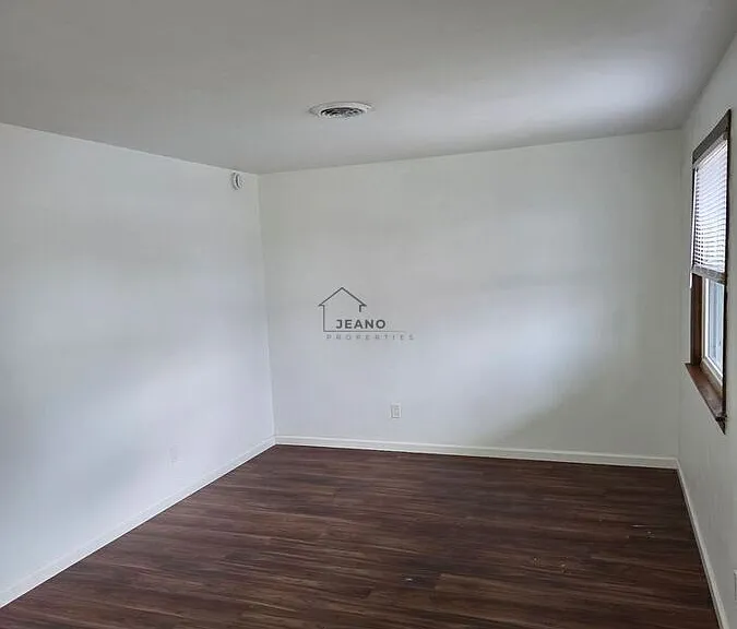 731B E Marietta Ave — Photo 2