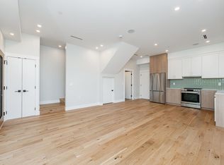 678 E 22nd Ave #2, Vancouver, BC V5V 1T3