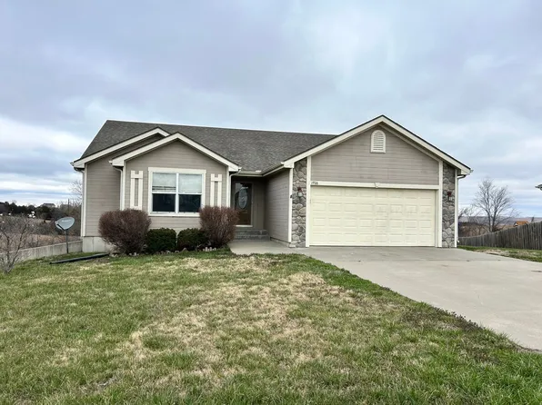 1906 Thompson Dr, Junction City, KS 66441