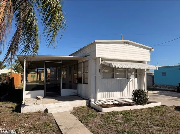 121 Coachlight Ln, North Fort Myers, FL 33917