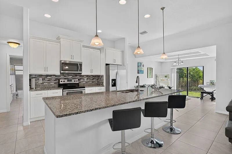 4 bed, 3.0 bath, 2211 sqft, $2,600 — Photo 3