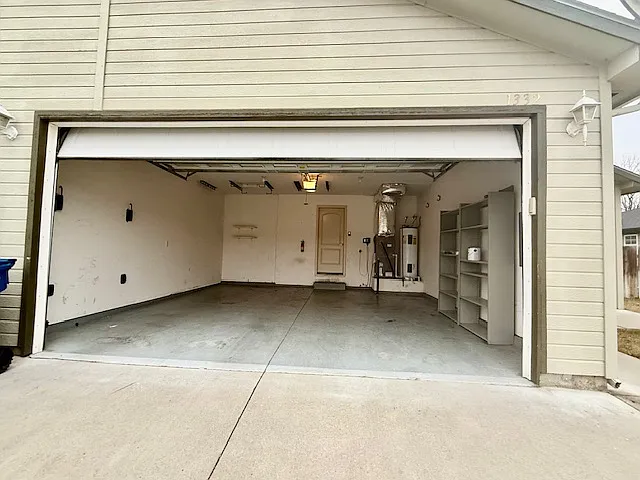 1332 NE Brenda Dr — Photo 2