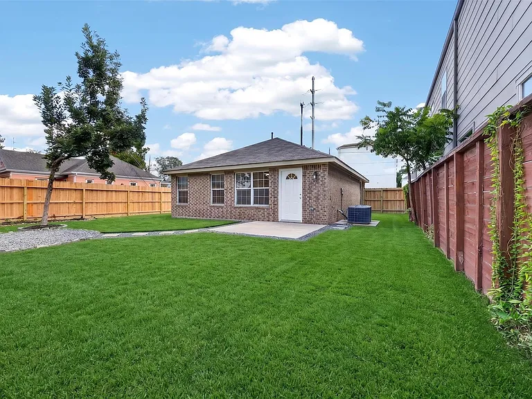1302 Shearn St — Photo 29