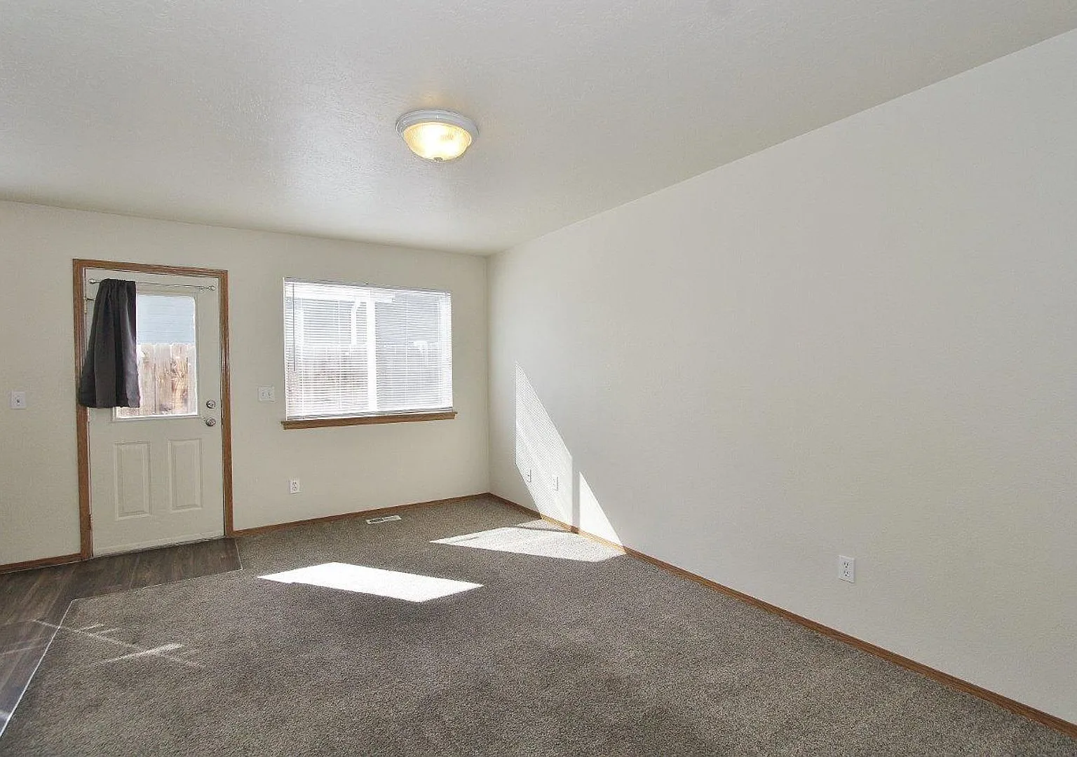 Clean Townhouse w/Garage & No HOA — Photo 4
