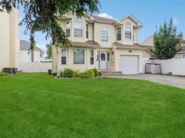 925 Catskill Avenue, Lindenhurst, NY 11757