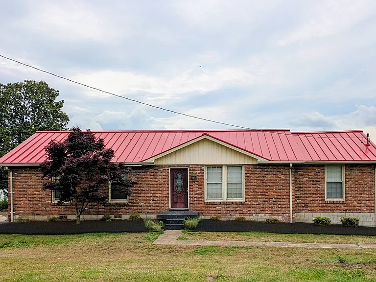 176 Roberta Dr — Photo 1