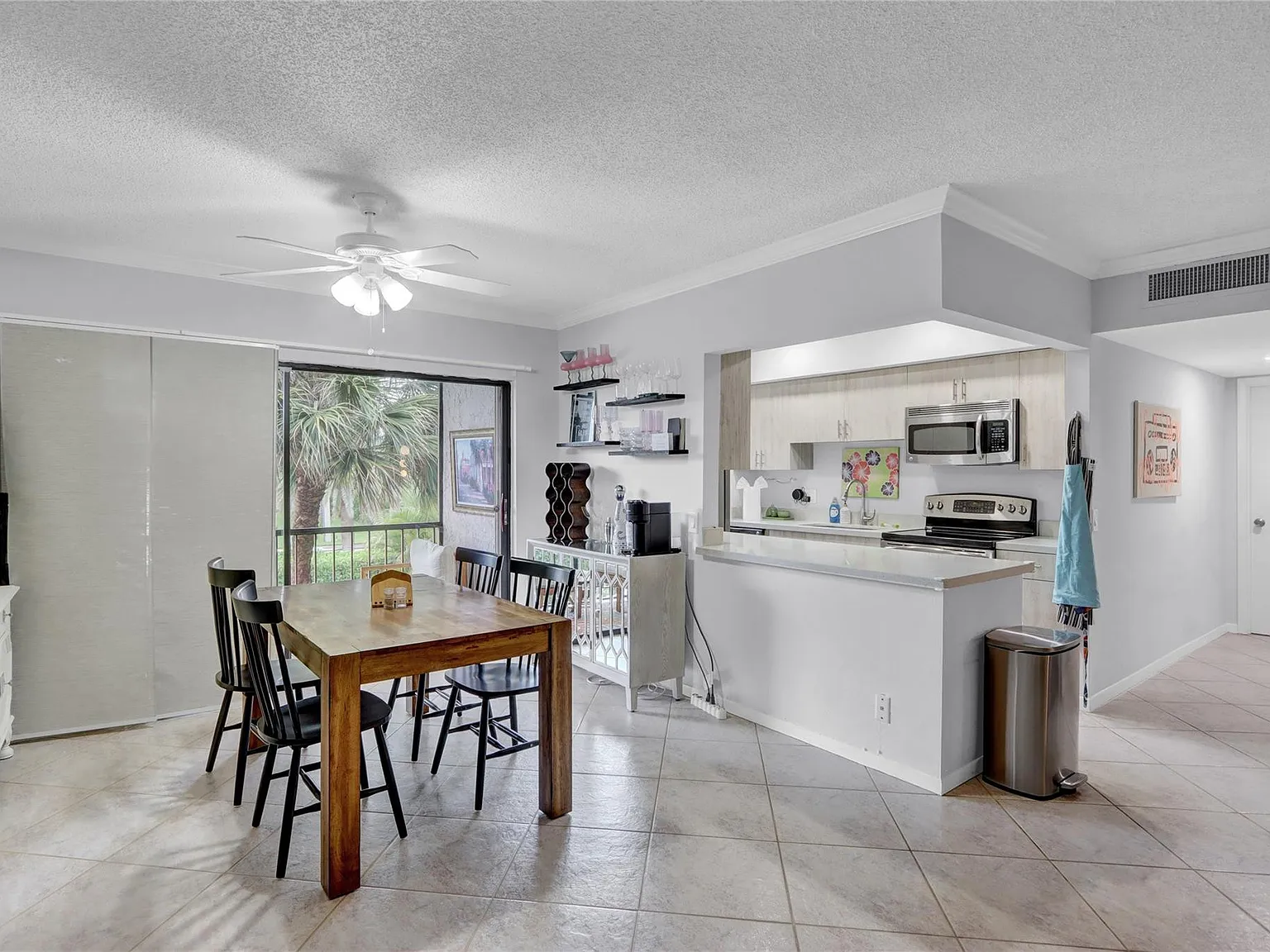 2 bed, 2.0 bath, 1035 sqft, $2,500 — Photo 2