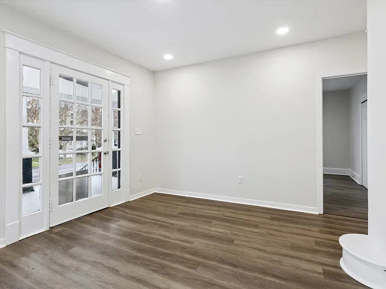 1307 Holly Ave — Photo 2