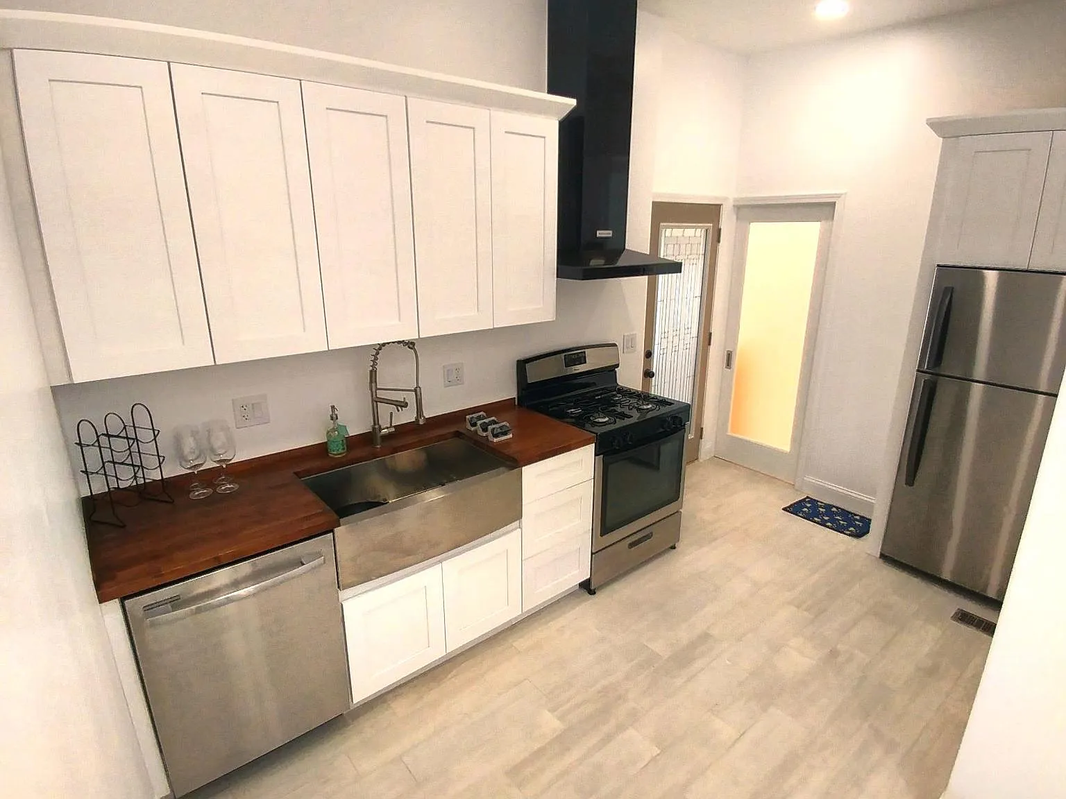 16 East 40th Street — Photo 1