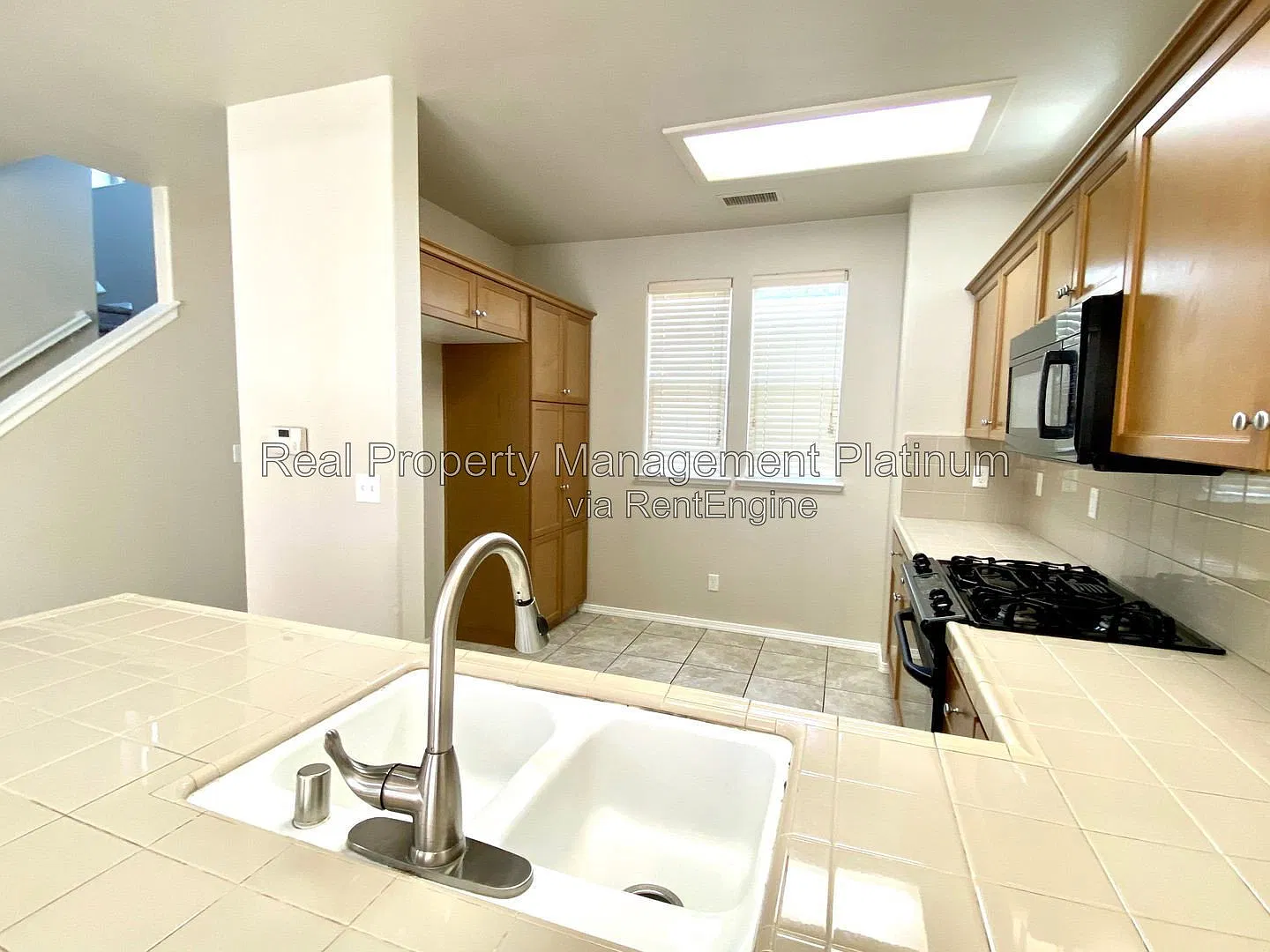 3 bed, 3.0 bath, 1361 sqft, $2,350 — Photo 3