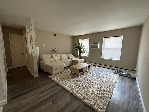 4th image of 3069 N Oakland Ave #107
