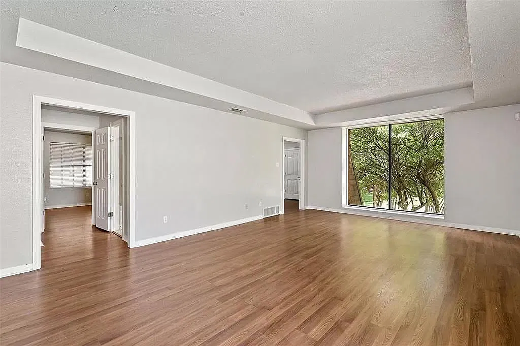 1823 Hillcrest St — Photo 2