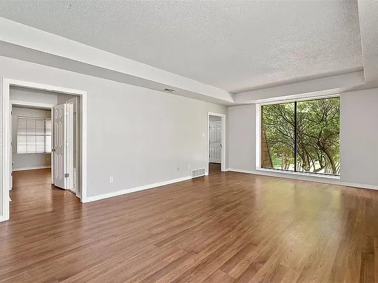 1823 Hillcrest St — Photo 2