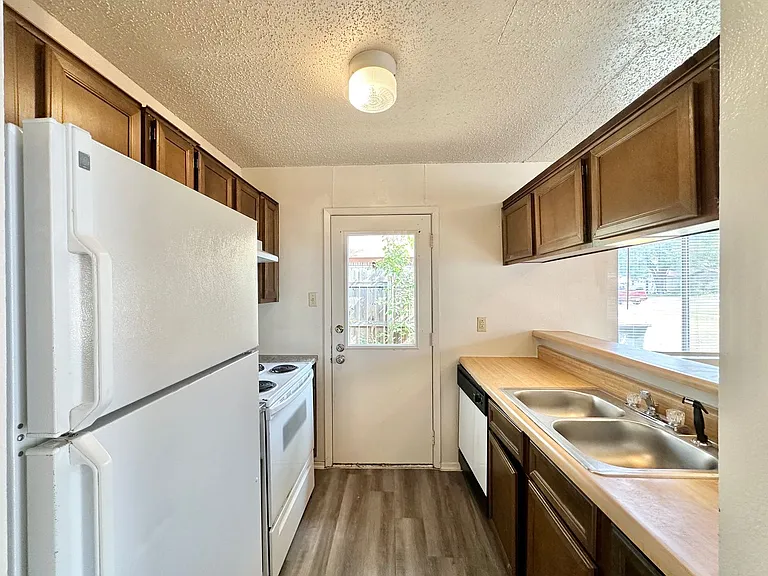 2101 Robert E Lee Dr — Photo 7