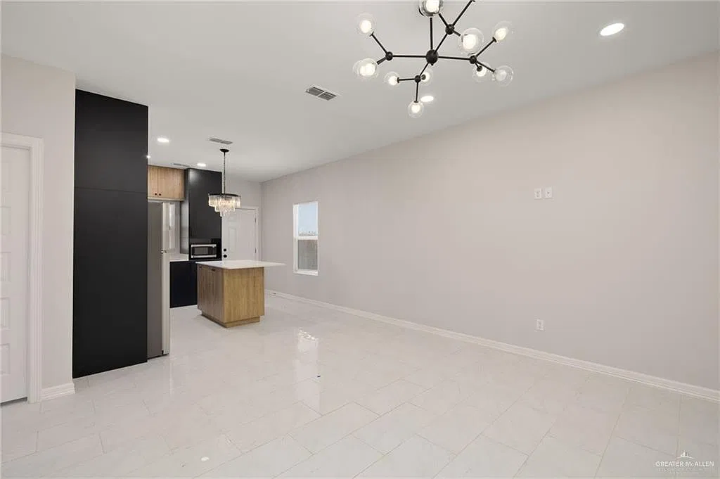 3 bed, 2.0 bath, 1050 sqft, $1,290 — Photo 3