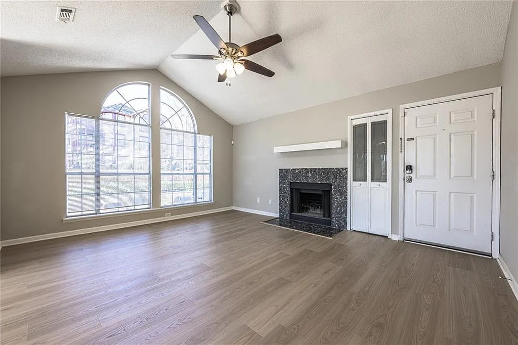 3 bed, 2.0 bath, 950 sqft, $1,950 — Photo 2