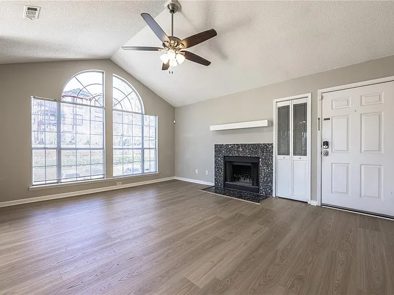 1107 Sandy Lane Dr — Photo 2