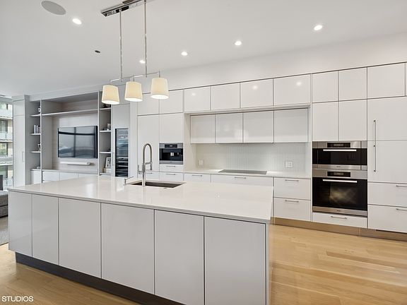 3rd image of 747 N Clark St #401