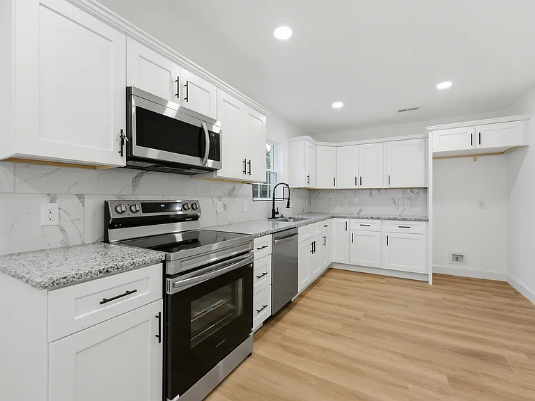 523 Biltmore St — Photo 9