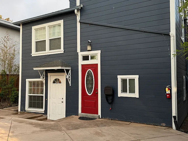 1943 Russell St #B — Photo 17