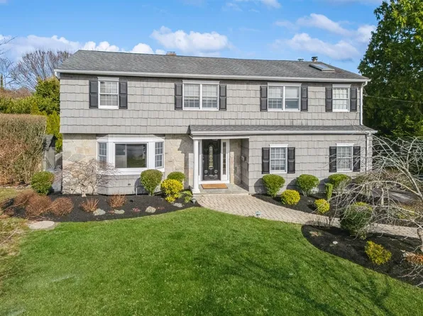 7 Palmer Drive, Sayville, NY 11782