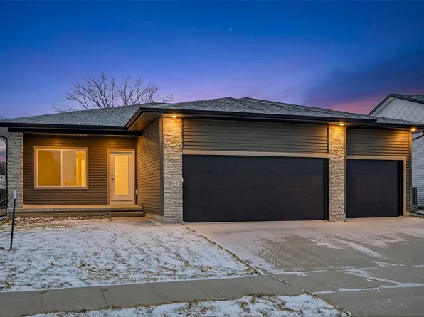 9930 Watermeadow Cir, Johnston, IA 50131