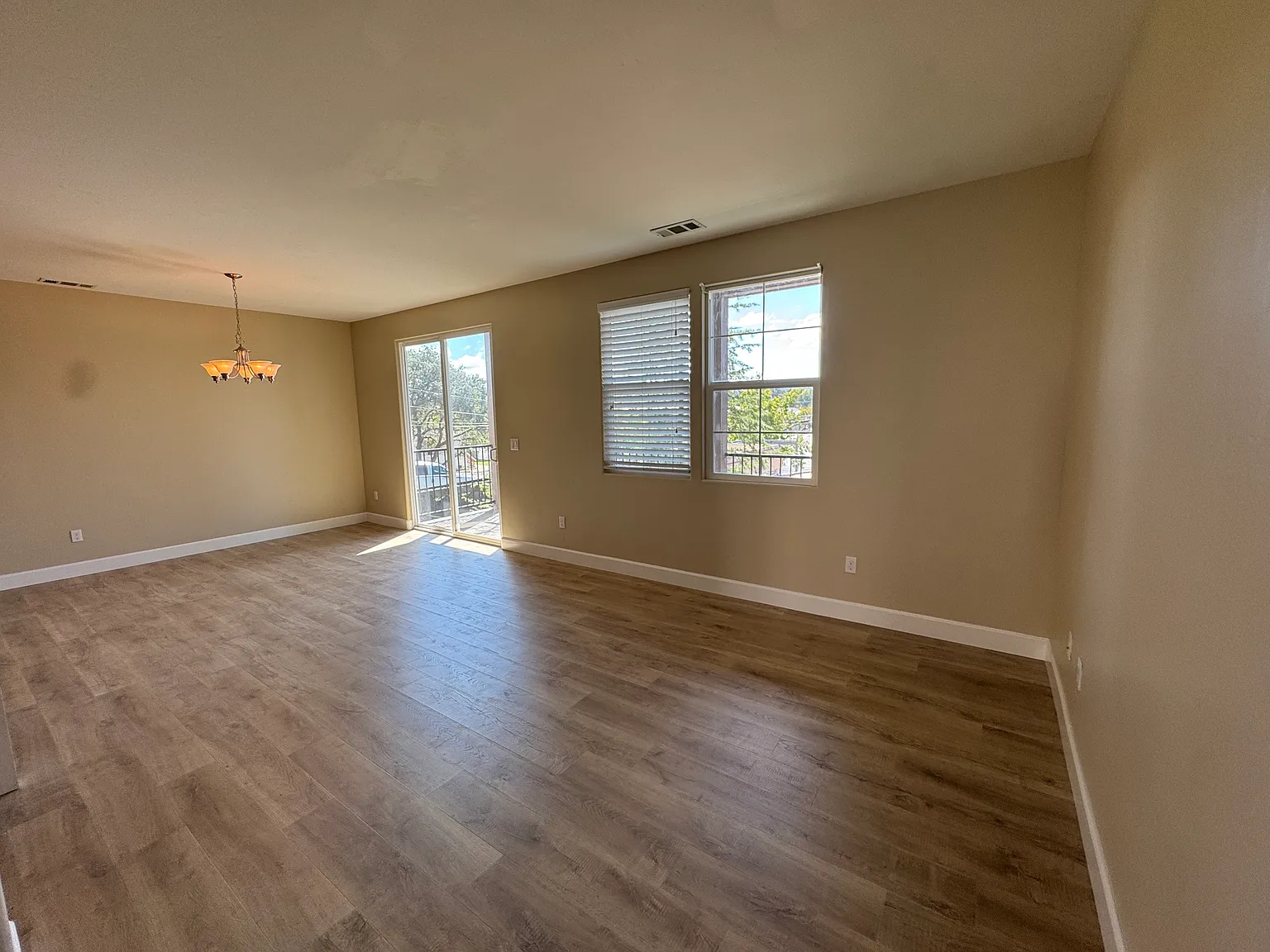 4 bed, 2.5 bath, 1621 sqft, $3,400 — Photo 2