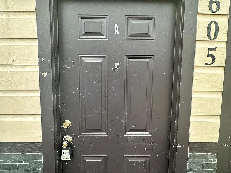 605 E Hunnicutt St #A — Photo 1