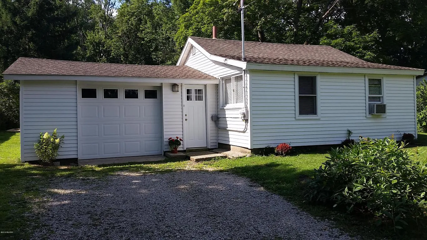 736 E South St photo 1