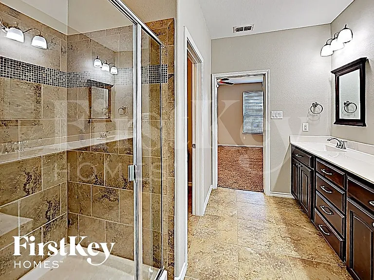 1724 Henderson Dr — Photo 11