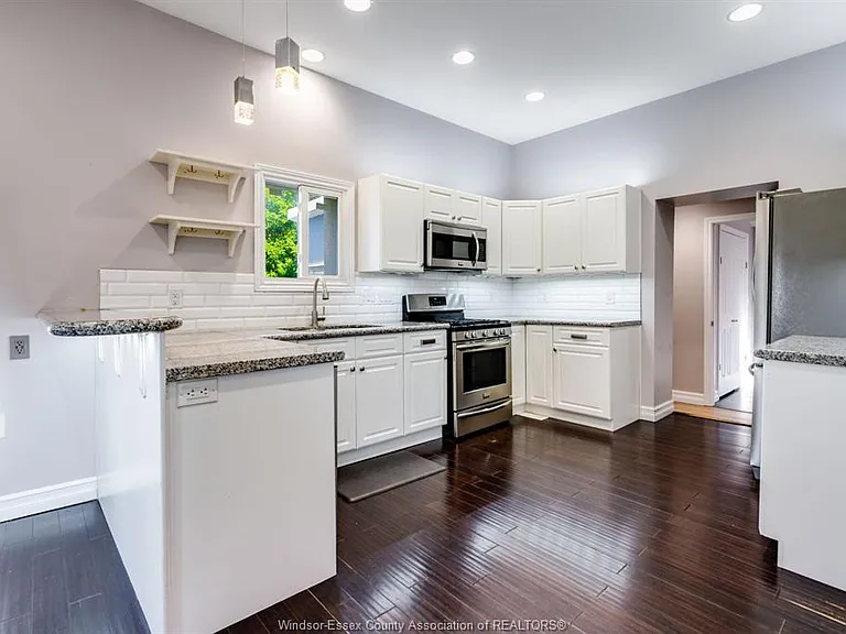 1672 Elgin St — Photo 8