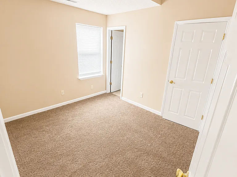 902 Camelot Ct — Photo 3