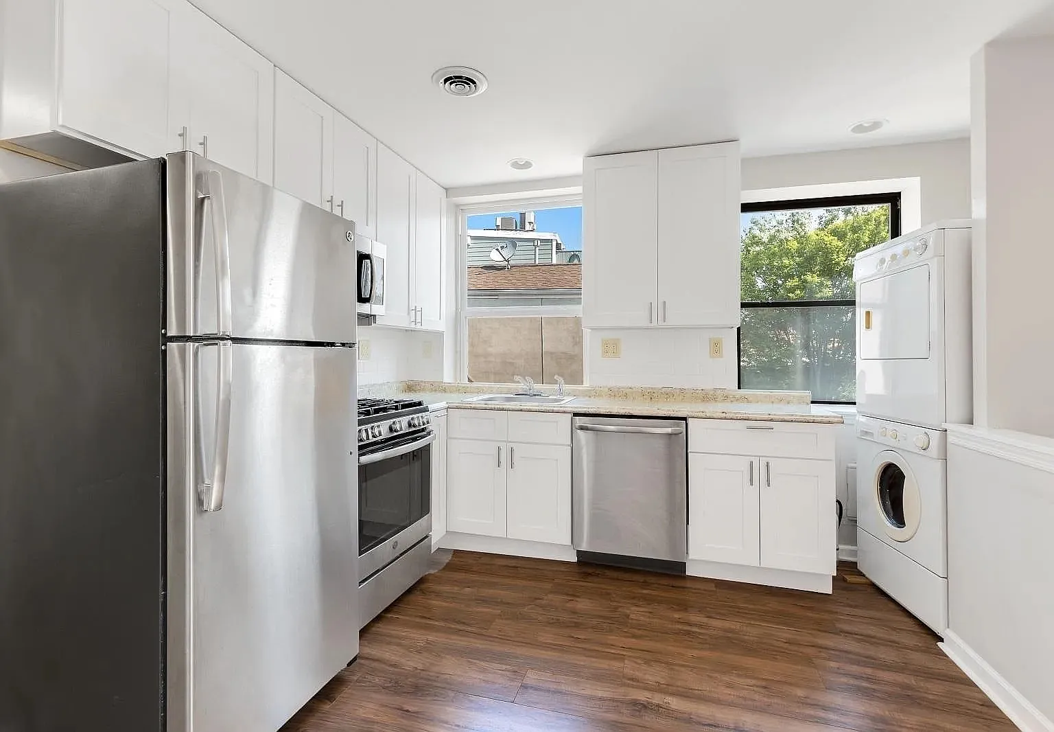 1 bed, 950 sqft, $1,550 — Photo 3