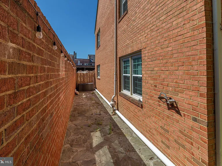 1011 Charles St #C — Photo 53