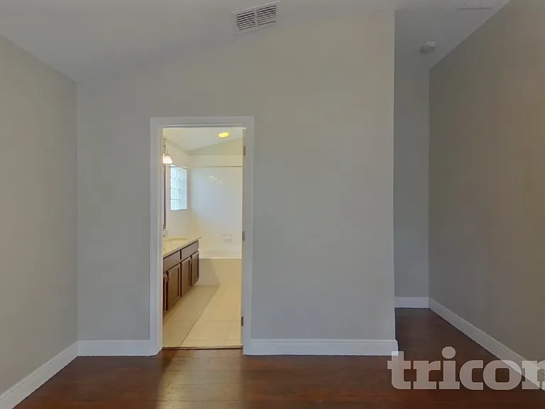 15206 Markham Dr — Photo 8