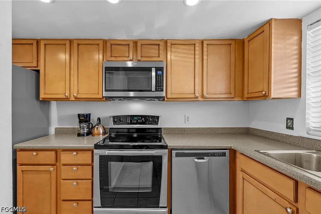 2 bed, 1.5 bath, 998 sqft, $1,450 — Photo 2