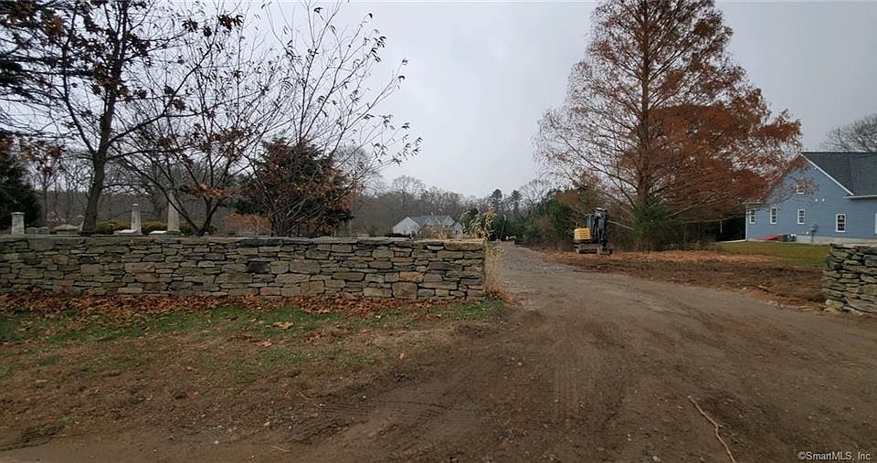 2nd image of 202A Great Neck Rd