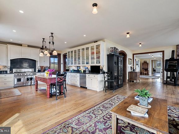 5th image of 9425 Blackpond Ln