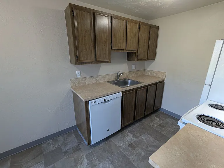 Apartment in West Salem near banks, shopping areas, bus lines, and downtown! ~ Colonial — Photo 70