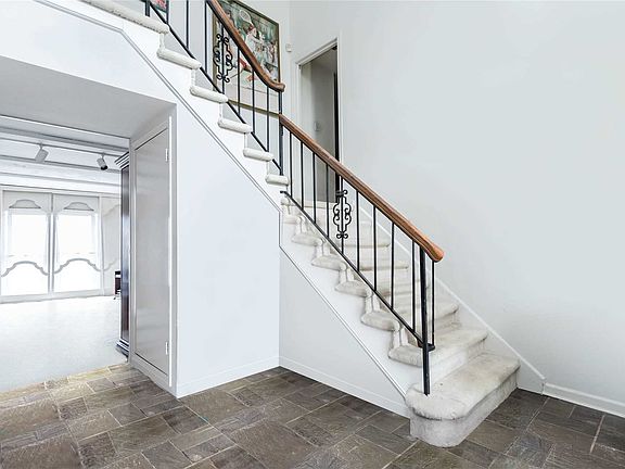 3rd image of 31 Wildwood Dr