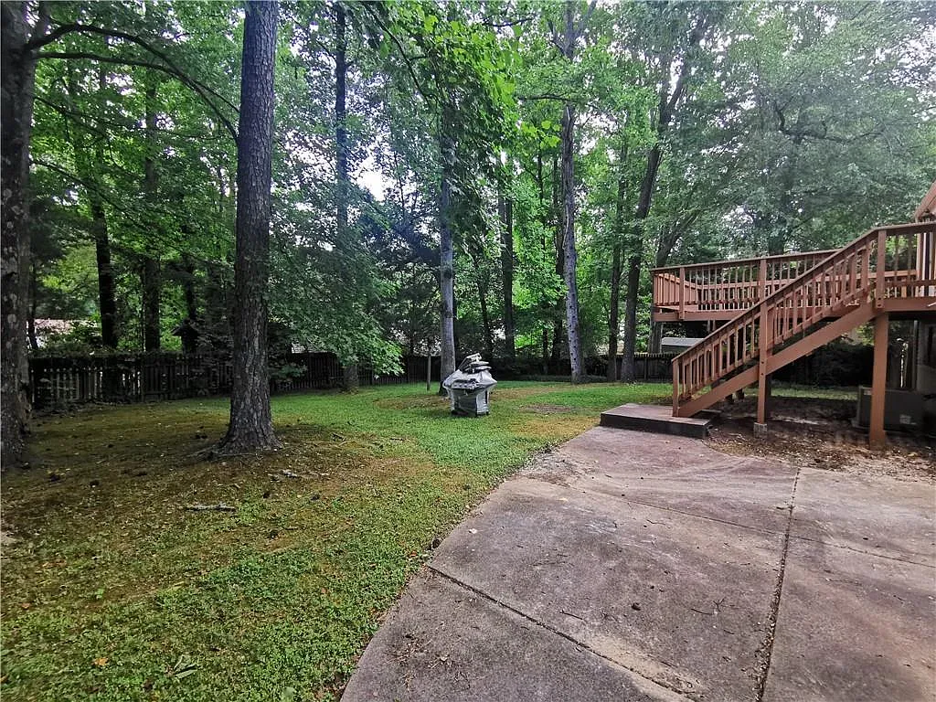 4 bed, 2.0 bath, 904 sqft, $2,495 — Photo 4