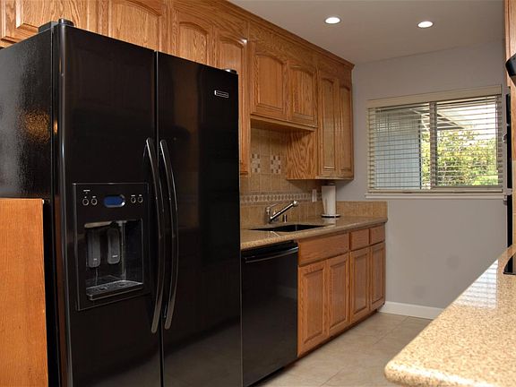 5th image of 1561 Oriole Ave