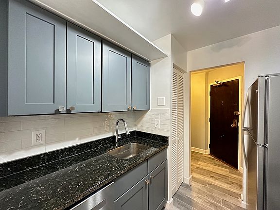 5th image of 3825 N Pine Grove Ave #G06c