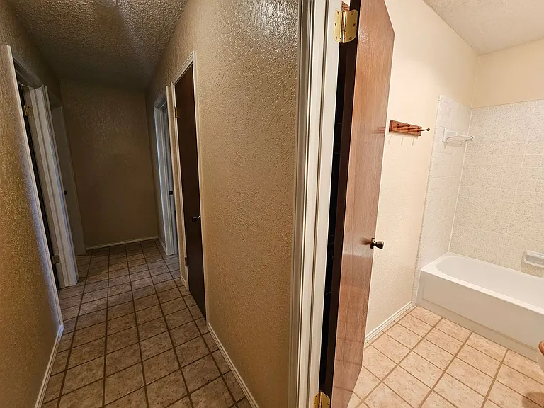 400 Hallmark Dr — Photo 18