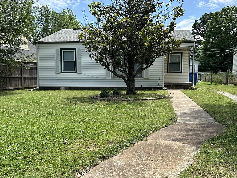 811 W Rush Ave — Photo 1